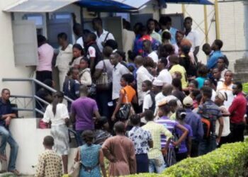 Banks comply with CBN’s Directive on weekend Services, Ration Cash To customers