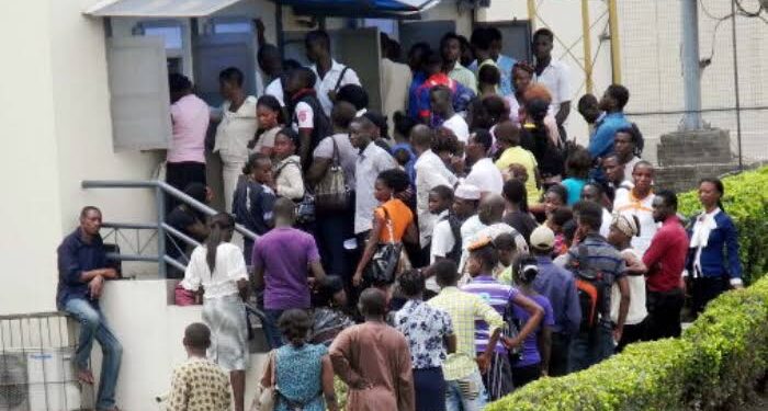 Banks comply with CBN’s Directive on weekend Services, Ration Cash To customers