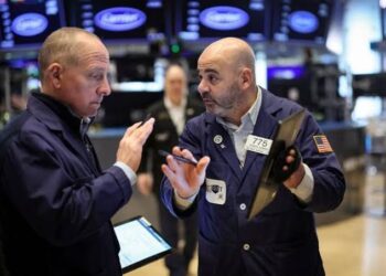 Stocks Fall, Dollar, Yields Gain After Hot US Inflation Data