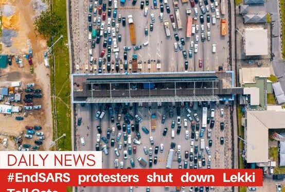 Gridlock As Lekki Billboard Traps Trucks, Admiralty Way Shut