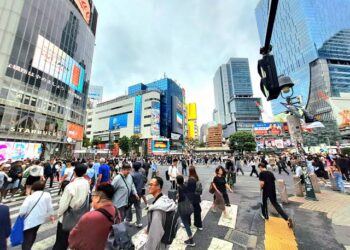 Shares Slip, Oil Prices Rise As Investors Weigh Iran Risks