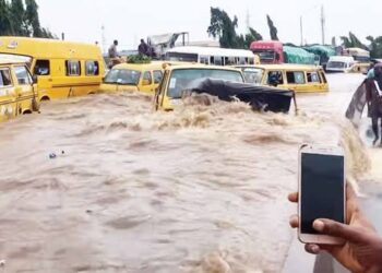 Residents Cry Out As Floods Take Over Roads, Submerge Homes, Vehicles In Lagos After Rainfall