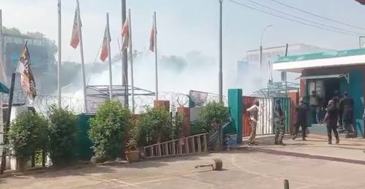 Police Fire Gunshots, Teargas At PDP Headquarters 